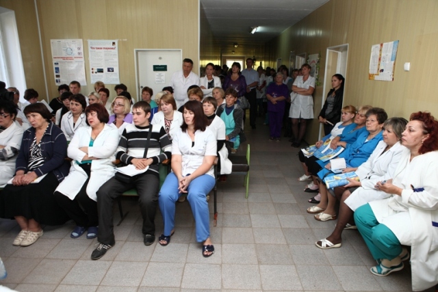 Владимир Медяник провел встречу с медиками больницы в Новосветловке