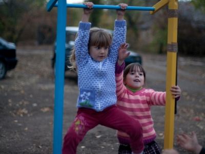 В поселке Орджоникидзе при содействии Владимира Медяника открыта первая детская площадка