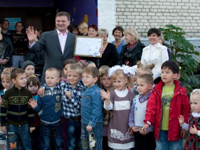 В Новосветловке при содействии Владимира Медяника оборудовали площадку в яслисаде Аленушка