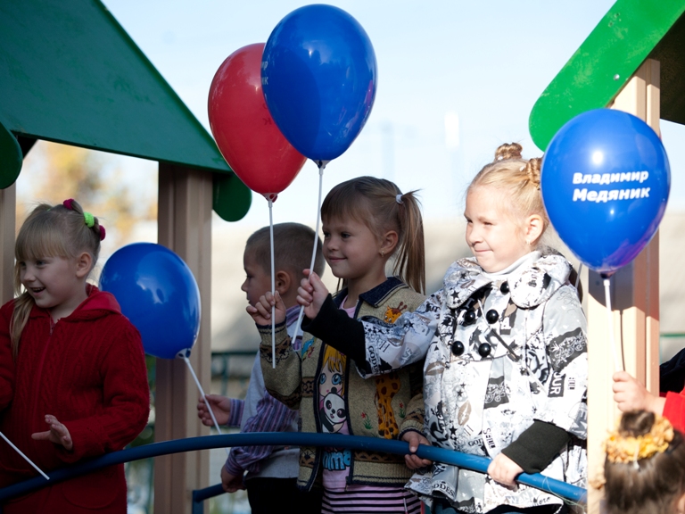 В Новосветловке при содействии Владимира Медяника оборудовали площадку в яслисаде Аленушка