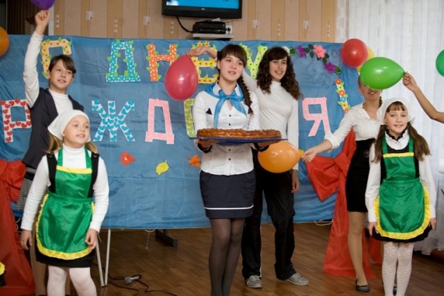 По инициативе Владимира Медяника еще одна школа Краснодонского района была компьютеризирована и обеспечена учебниками