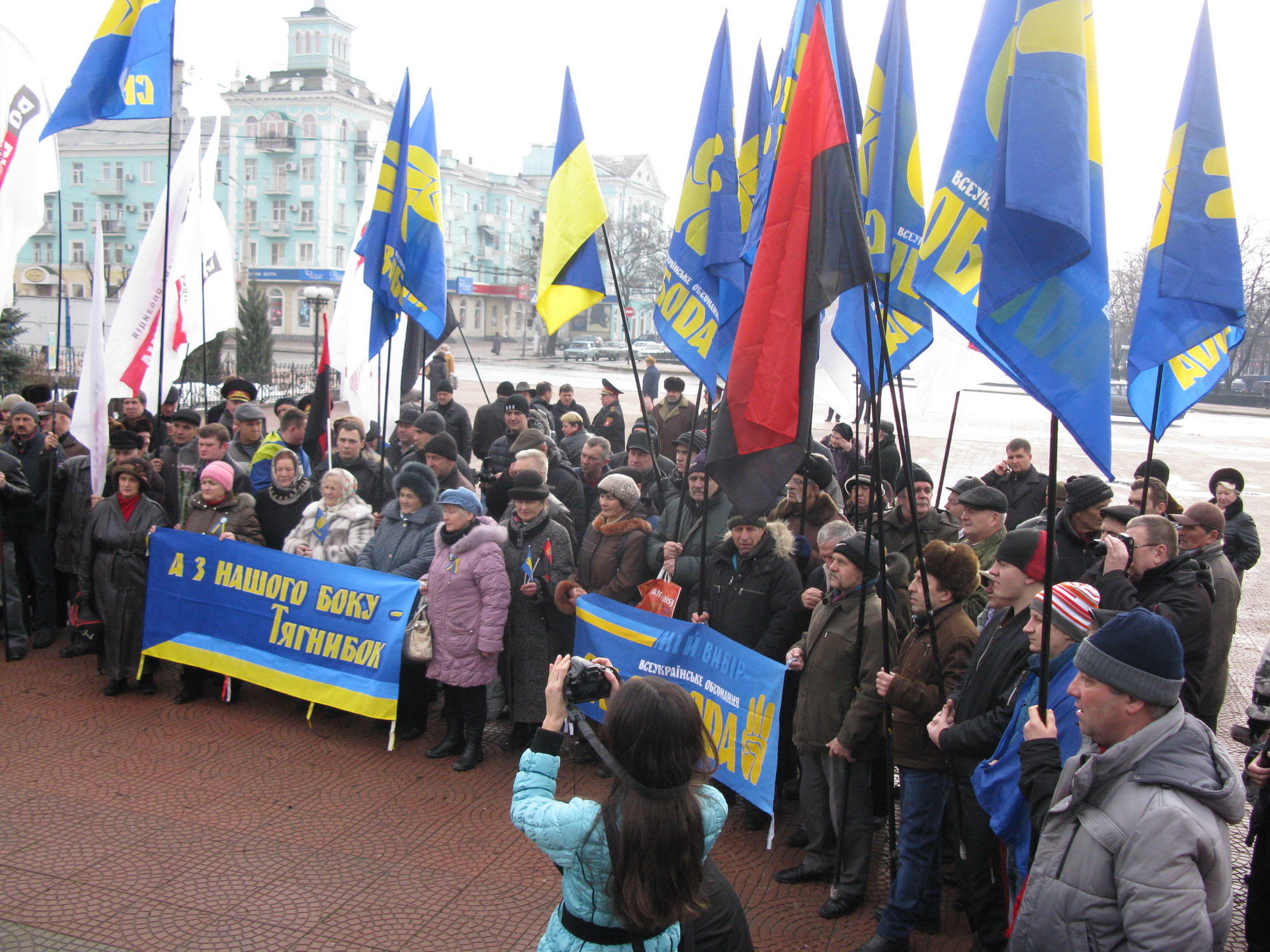 В Луганске оппозиция беззвучно отпраздновала День соборности Украины фото