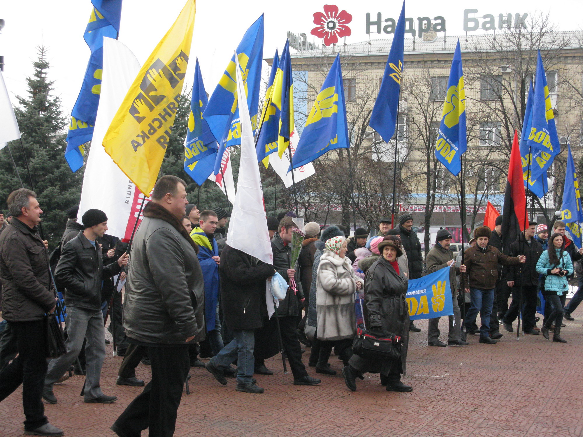 В Луганске оппозиция беззвучно отпраздновала День соборности Украины фото