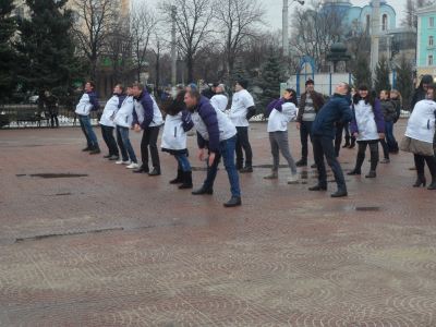 Уличную зарядку для всех желающих провели в Луганске фото видео