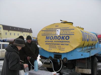 На оптовой ярмарке в Луганске возник ажиотаж вокруг куриных яиц фоторепортаж