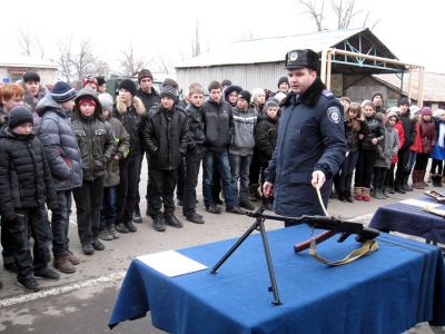 Луганских школьников окунули в милицейские будни фото