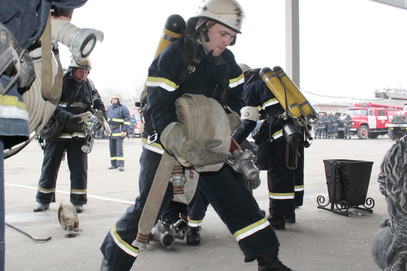 В Луганске тушили ночной клуб Опера фото