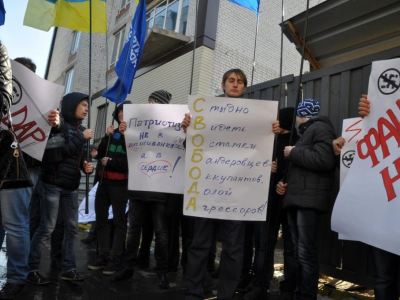 Сегодня в Луганске молодые регионалы встречали нардепа Швайку фото