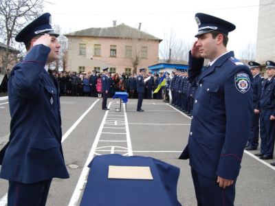 Луганский гарнизон милиции пополнили правоохранителей фото