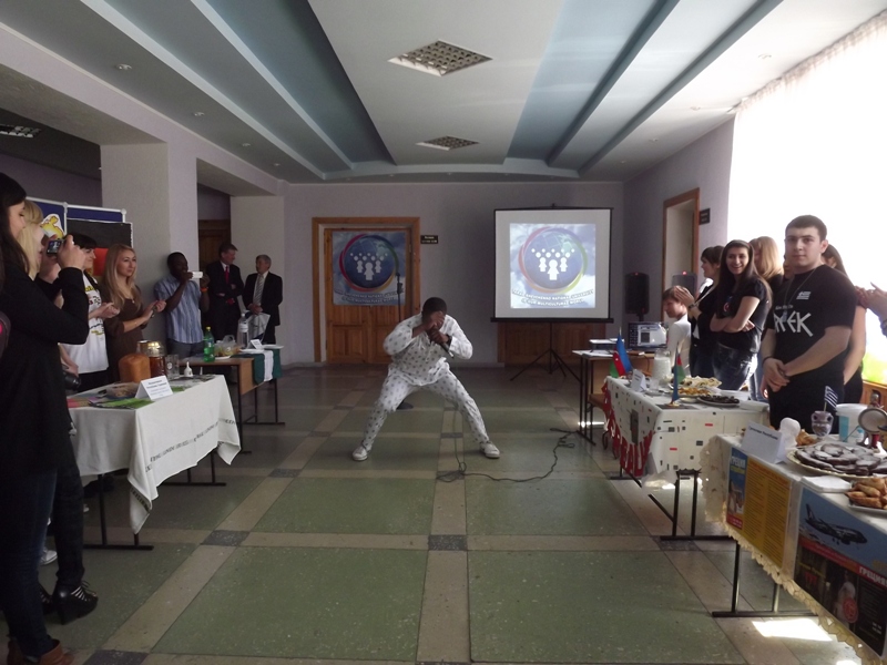 Луганские студенты предложили отведать борща и станцевать лезгинку фото видео