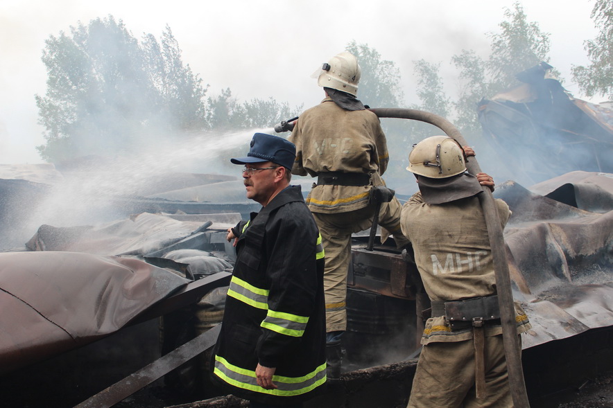 В Луганске горел склад со строительной химией фото видео