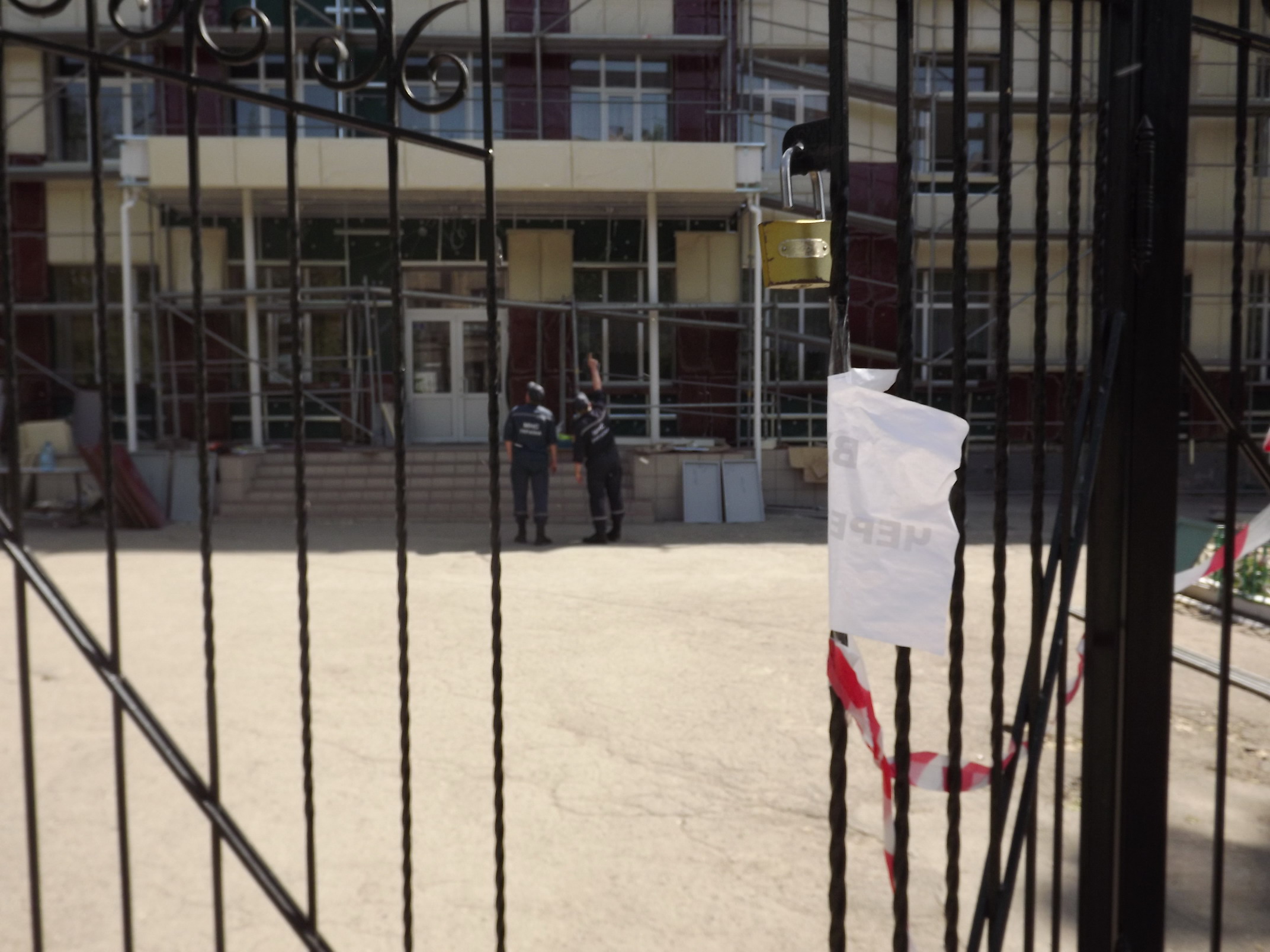 В Луганске заминировали школу фото видео