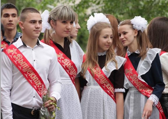 В школах Луганска зазвучали Последние звонки фото