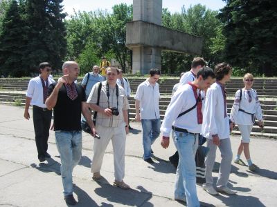 В Луганске провели марш в вышиванках фото