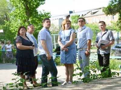 В Луганске по инициативе депутата Сергея Петракова возрождают детские площадки фото