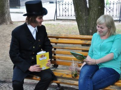 Пушкин в свой день рождения возложил цветы к памятнику Шевченко фото