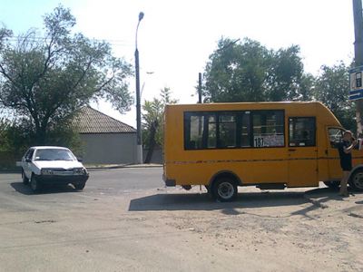 В Луганске маршрутка с пассажирами врезалась в столб фото