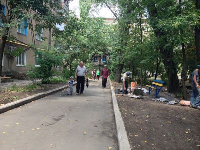Благодаря Сергею Петракову во дворах луганчан стало уютнее фото