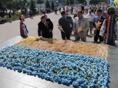 В Луганске создали флаг Украины из трех тысяч живых цветов фото