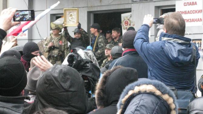 Повстанцы захватившие СБУ в Луганске передали в храм найденную в здании икону фото видео