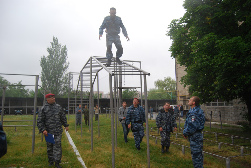 В Луганске испытывали бойцов Беркута