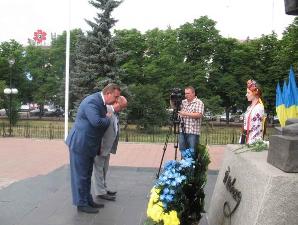 В Луганске начали праздновать День Конституции