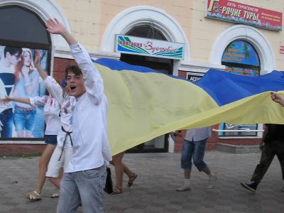 В День Конституции по Луганску пронесли метровый флаг Украины