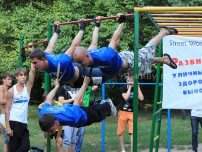 Луганская молодежь провела уличную тренировку