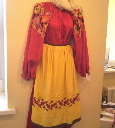 На Луганщине открылась выставка старинного костюма Экспонаты можно было примерить