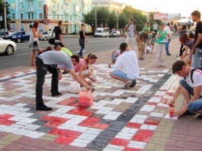 В центре Луганска нарисовали вышиванку
