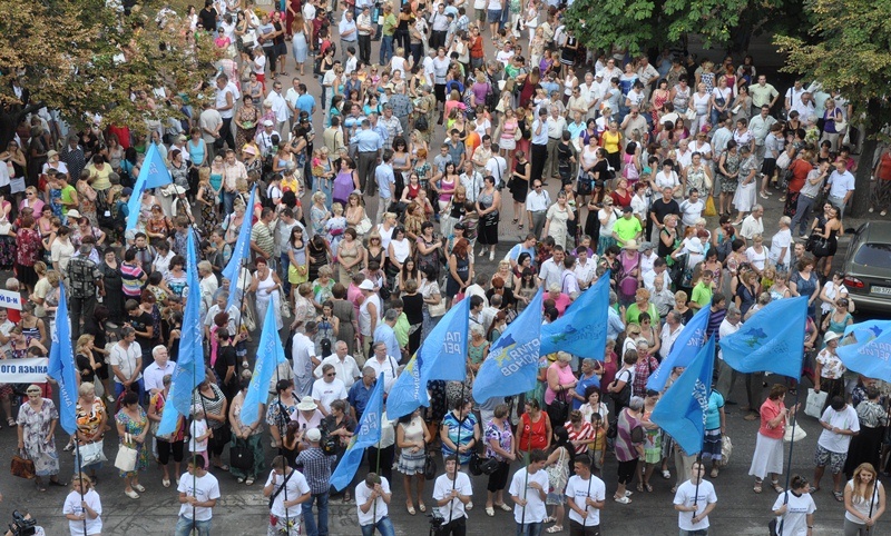 Несколько тысяч жителей Луганщины вышли на митинг в поддержку решения Виктора Януковича