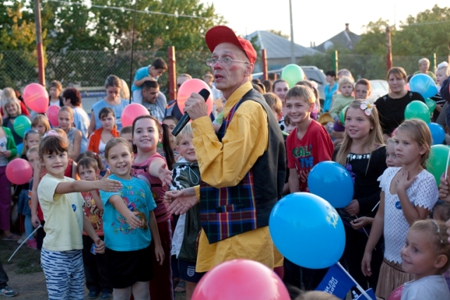 Владимир Медяник открыл новую детскую площадку на улице им Газеты Луганская правда