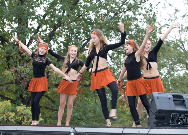 Владимир Медяник поздравил поселок Краснодон с Днем рождения