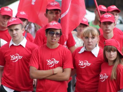 ЛОО ПР вручила коммунистам буквари