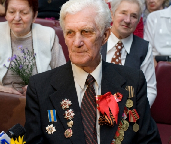 Владимир Медяник поздравил ветеранов накануне Дня пожилых людей