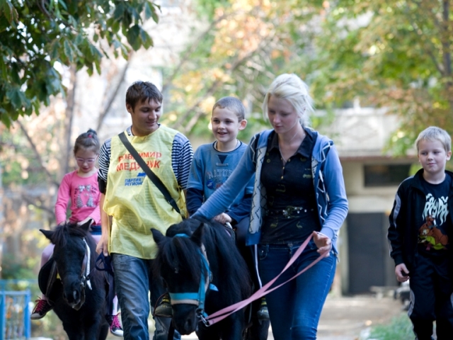В Краснодоне при содействии Владимира Медяника открыли новую детскую площадку