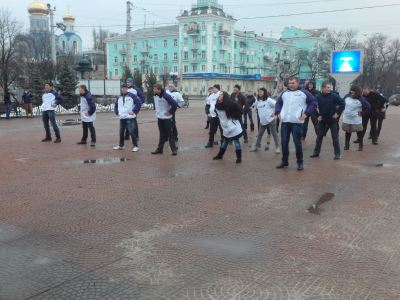Уличную зарядку для всех желающих провели в Луганске фото видео