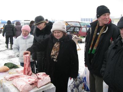 Крестьяне из Беловодского района продали на ярмарке свинью Машку фоторепортаж