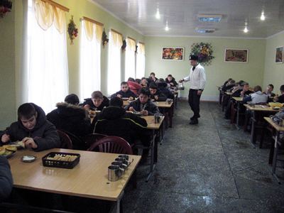 Луганских школьников окунули в милицейские будни фото