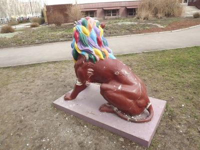 Луганский писанковый лев снова подвергся атаке фото