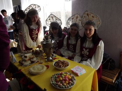 Луганские студенты предложили отведать борща и станцевать лезгинку фото видео