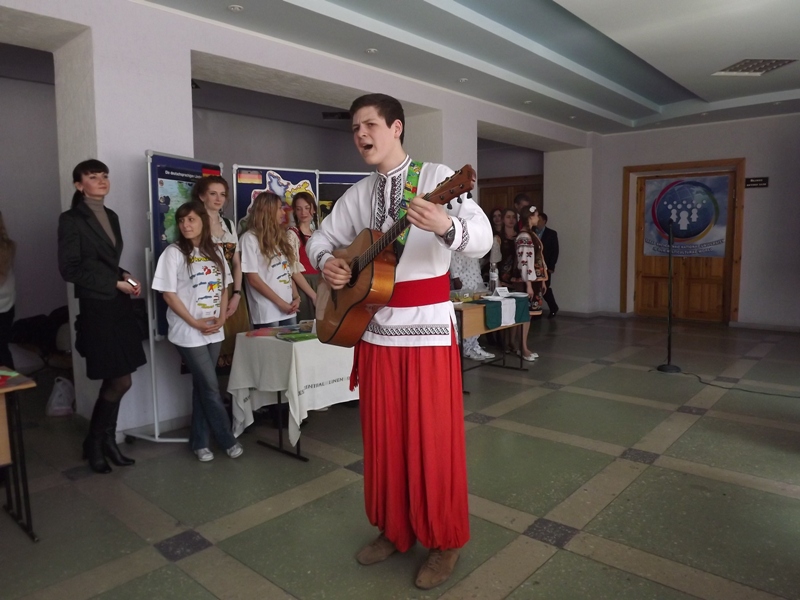 Луганские студенты предложили отведать борща и станцевать лезгинку фото видео