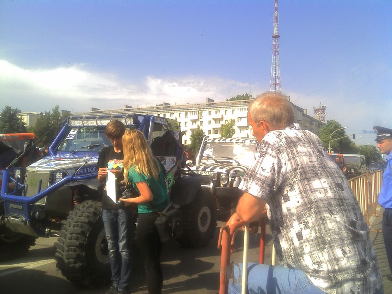 Покататься в грязи починить машину испытать себя и получить удовольствие на Донбасстрофи фото видео