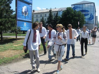 В Луганске провели марш в вышиванках фото