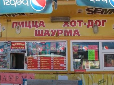 Мухи грязь и испорченные продукты Ветмилиция проверила киоски луганского фастфуда фото