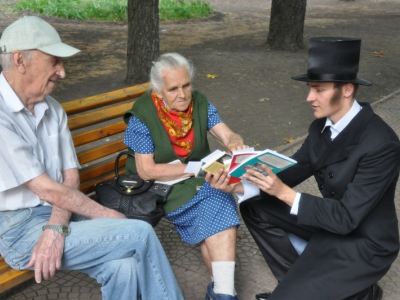 Пушкин в свой день рождения возложил цветы к памятнику Шевченко фото