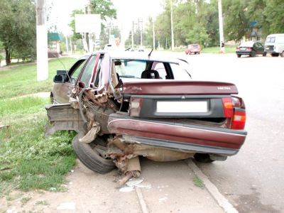 На Луганщине пьяный водитель въехал в остановку и летнее кафе фото