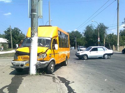В Луганске маршрутка с пассажирами врезалась в столб фото