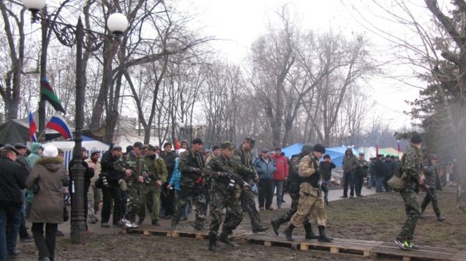Повстанцы захватившие СБУ в Луганске передали в храм найденную в здании икону фото видео