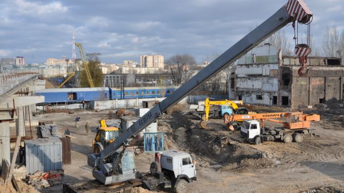 Путепровод по ул Советской строят днем и ночью